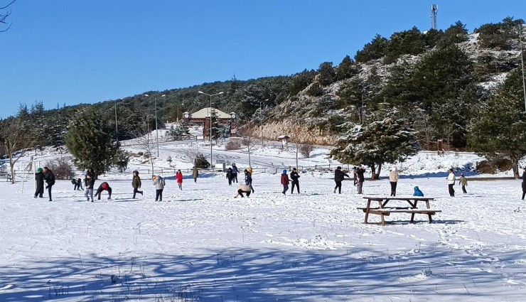 Spil'e kar yağdı, İzmirliler kar keyfi yaptı