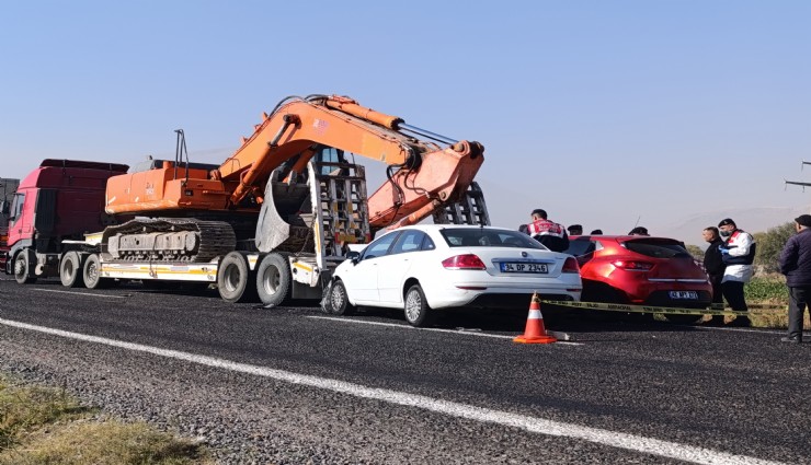 Afyonkarahisar'da zincirleme trafik kazası: 4 araç birbirine girdi, 9 kişi yaralandı