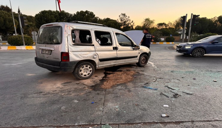 Aydın'da hafif ticari araç takla attı: 3 kişi yaralandı