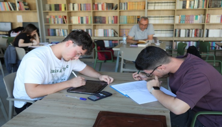 Bayraklı kütüphaneleri gençlerin hayallerine kapı açtı