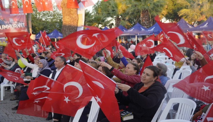Bergama'da Cumhuriyet coşkusu: Daima Cumhuriyetin izinden gitmeye devam edeceğiz