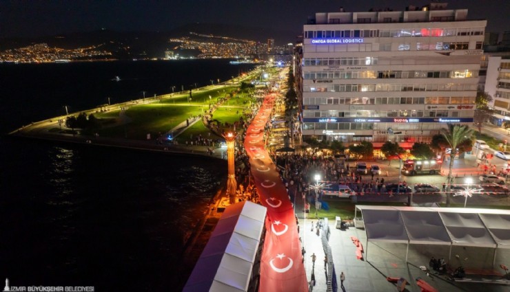 İzmirliler 350 metrelik dev Türk bayrağıyla yürüyecek