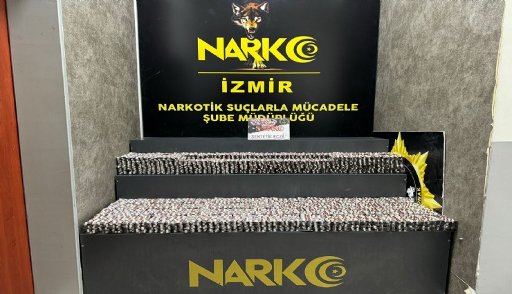 İzmir'de  polisten kaçamadı: Sokak ortasında 26 bin uyuşturucu hap ile yakalandı