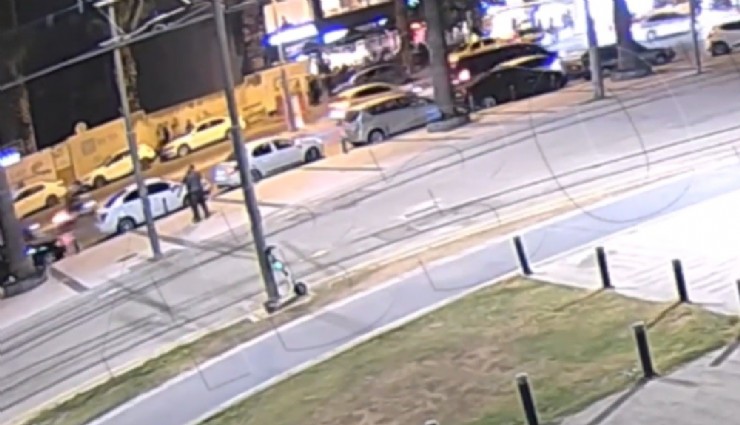 İzmir'de sokak ortasında bıçaklı yaralama kamerada