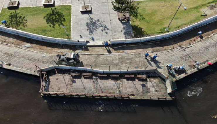 İzmir Kordon’da deniz taşkınlarına karşı 700 metrelik beton bariyerleri kuruluyor