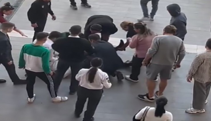 Karşıyaka'da bulunan Hilltown AVM'de güvenliğe bıçaklı saldırı : 15 yaşındaki çocuklar güvenliği bacağından bıçakladı
