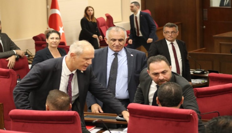 KKTC'de meclis başkanlığı krizi: Milletvekilleri arasında arbede çıktı