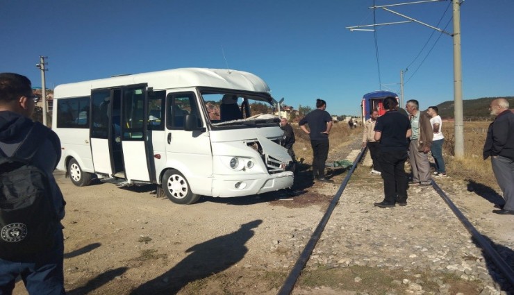Kütahya'da öğrenci servisi trenle çarpıştı
