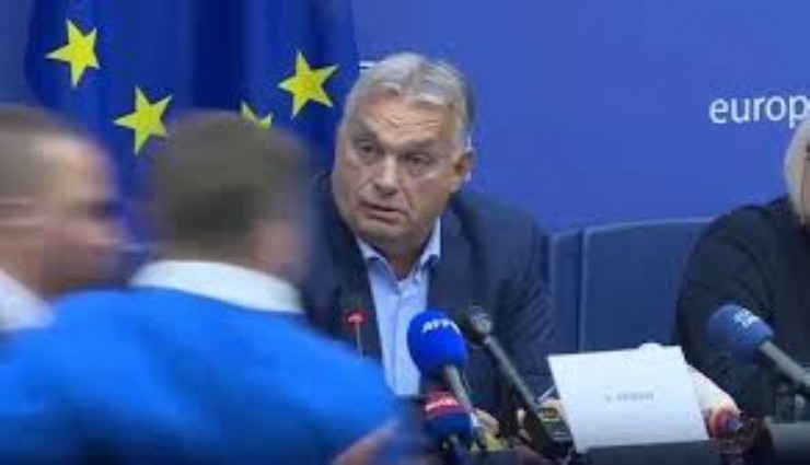 Macar aktivist Macaristan Başbakanı Orban’a para fırlattı