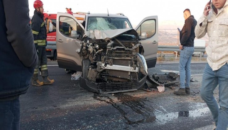 Manisa'da otomobil ve minibüs çarpıştı: 7 kişi yaralandı