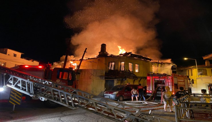 Milas'ta korkutan yangın: İki ev yandı, 6 kedi telef oldu