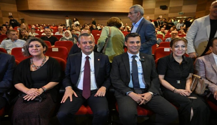 Özel, Manisa'da tiyatro sezonunun açılışına katıldı