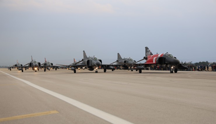 10 tane F-4E Phantom uçağıyla ‘fil yürüyüşü’ yapıldı