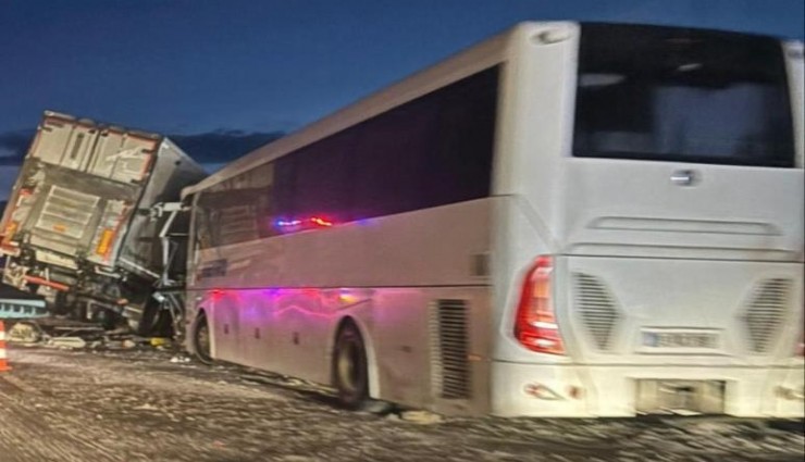 Afyonkarahisar'da zincirleme kaza: 30 kişi yaralandı