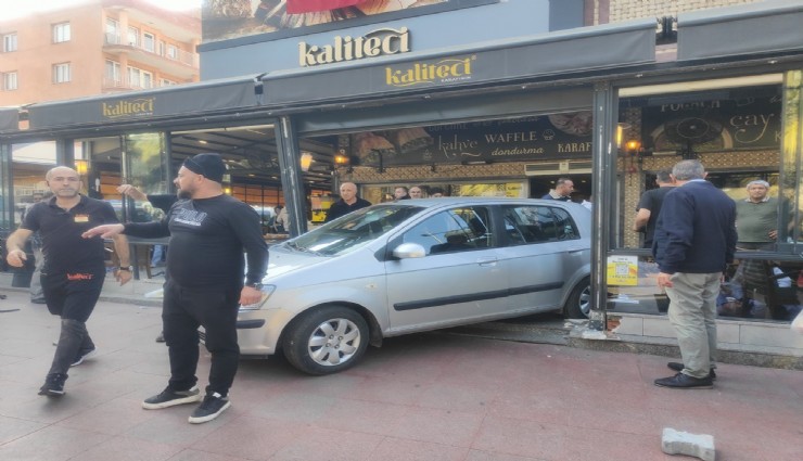Aydın’da faciadan dönüldü: Otomobil kafeye daldı