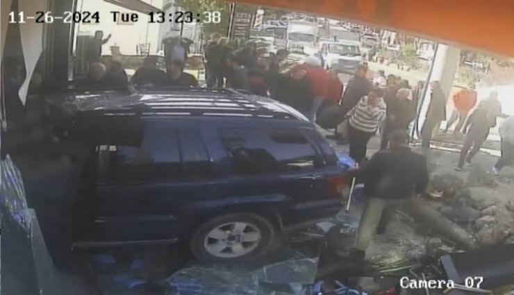 Cip mağazaya daldı, ortalık savaş alanına döndü: 4 yaralı