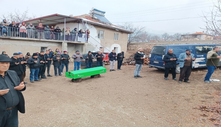 Denizli'de boş arazide kemikleri bulunmuştu: Yaşlı kadın son yolculuğuna uğurlandı