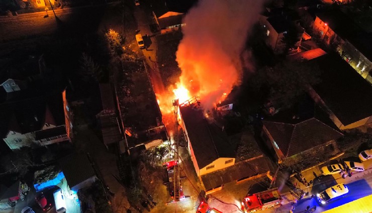 Düzce'de alevler geceyi aydınlattı: 2 ev odunluk yandı