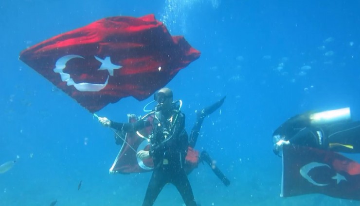 Fethiye'de denizin dibinde Ata'ya saygı duruşu