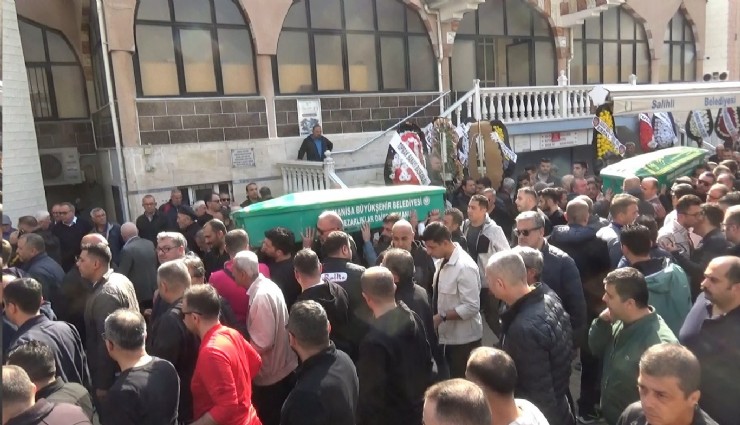 İstanbul- İzmir Otoyolu'nda tomrukların neden olduğu kazada hayatını kaybeden baba ve oğul toprağa verildi