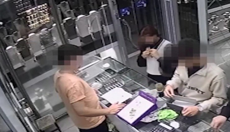 İzmir'de düşük ayarlı altınlarla kuyumcuları dolandırdılar: 3 kişi tutuklandı