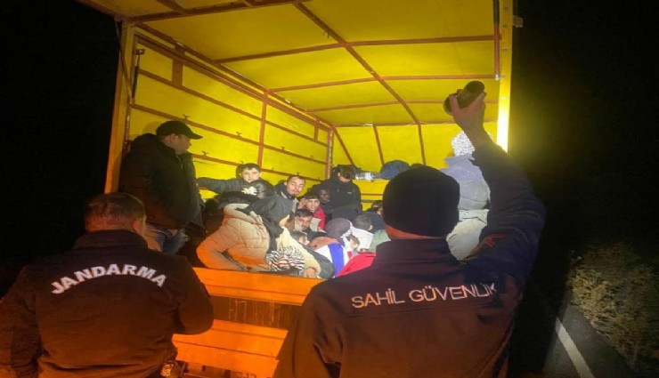 İzmir'de göçmen operasyonu: Kamyonet kasasında 40 göçmen yakalandı