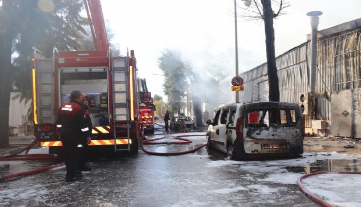 İzmir'de kimya fabrikasında yangın: 2 kişi yaralandı