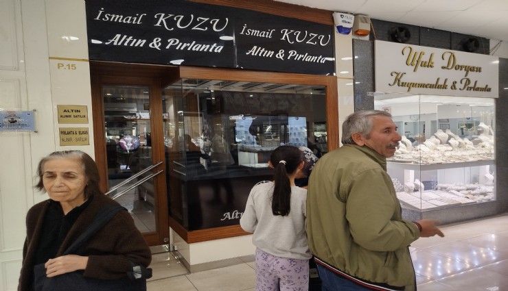 İzmir'de kuyumcu yüksek kar vaadiyle emanet altınları aldı kayıplara karıştı