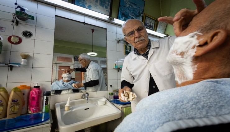 İzmir'de mesleğe adanmış bir ömür: 62 yıldır aynı özenle berberlik yapıyor