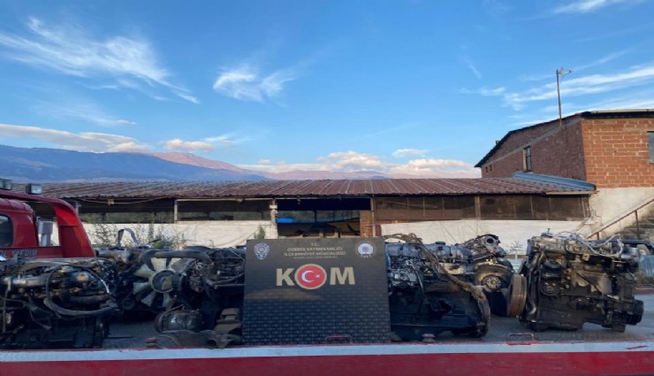 İzmir'de oto tamir servisine motor şasesi operasyonu