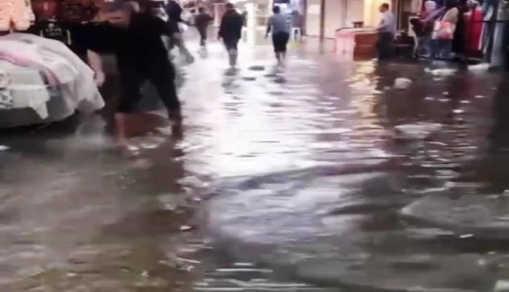 İzmir’de yağış hayatı olumsuz etkiledi: Kemeraltı’nı su bastı, araçlar mahsur kaldı