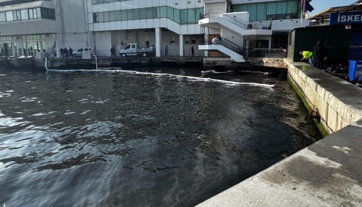 İzmir Körfez’de kara kabus: Deniz yüzeyi petrol nedeniyle siyah yağ tabakası ile kaplandı
