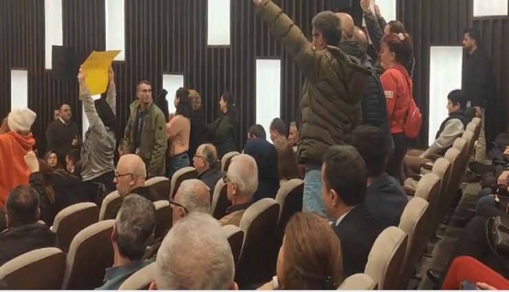 Karşıyaka Belediyesi'nden çıkarılan işçilerden protesto: CHP Danışma Kurulunda pankart açtılar