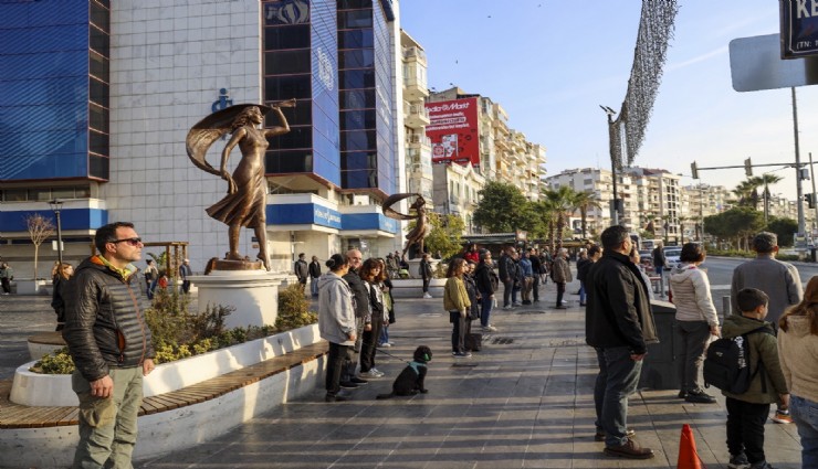 Karşıyaka’da hayat durdu; kalpler Atatürk için attı