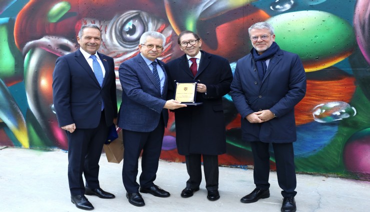 Kolombiyalı sanatçı, Atatürk’ün barış mesajını eserinde işledi