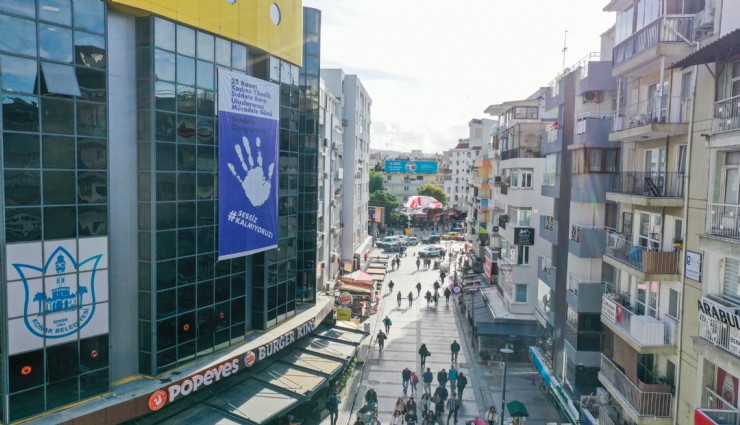 Konak’tan şiddete karşı dev afiş: Sessiz kalmıyoruz