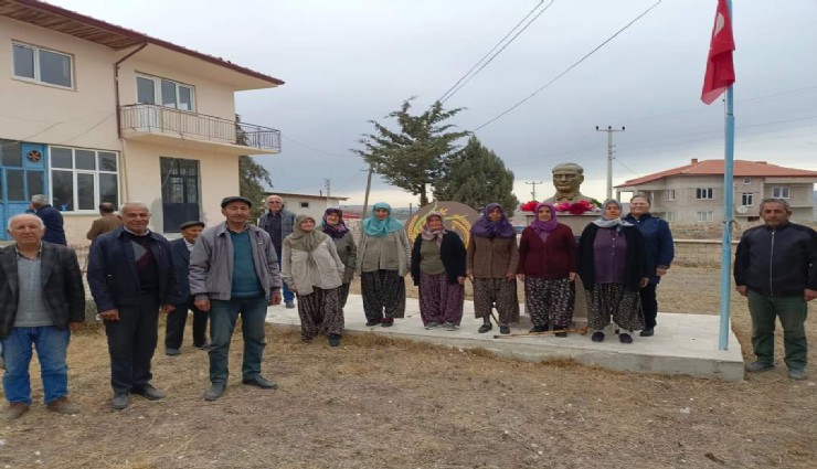 Köylüler Ata'sını andı