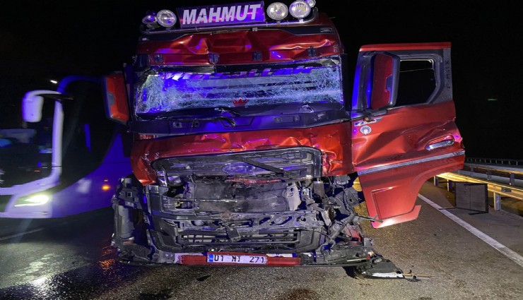 Manisa'da feci kaza: Tır kamyona arkadan çarptı: 2 yaralı