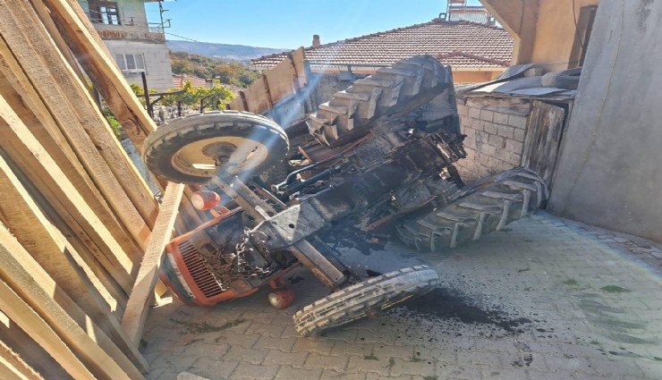 Manisa'da traktör ters döndü:1 kişi yaralandı