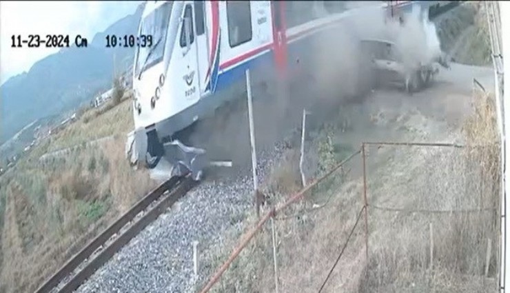 Manisa’da yürekler ağıza geldi: Yolcu treni ile otomobil çarpıştı