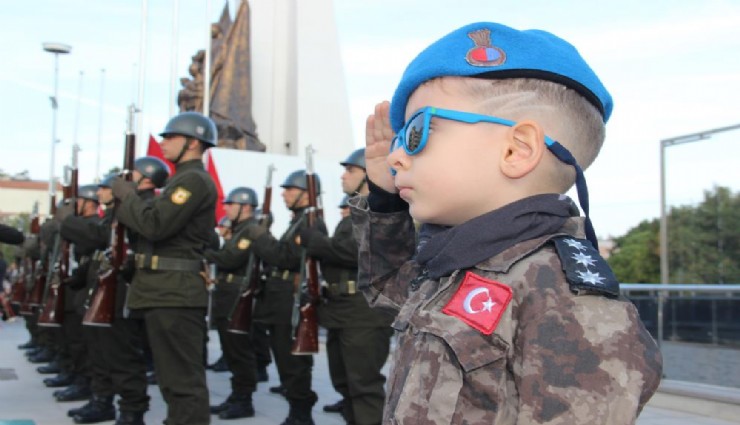 Manisalılar 7'den 70'e Atatürk'ü andı