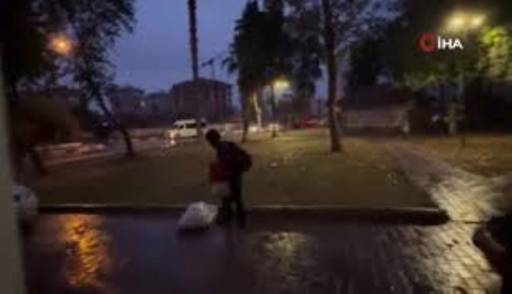 Müezzin ve cemaati camiye sokmayan eli bıçaklı şahıs, namazı kaçıran cemaat tarafından taşla böyle kovalandı