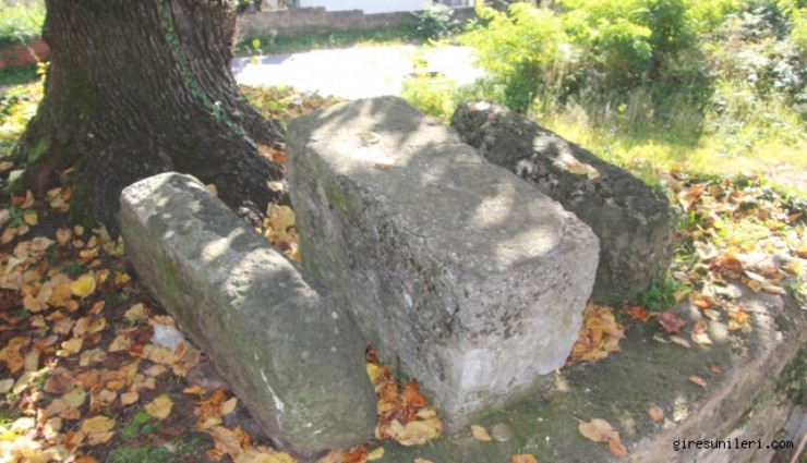 Roma dönemine ait yaklaşık 1800 yıllık mil taşını oturak olarak kullandılar
