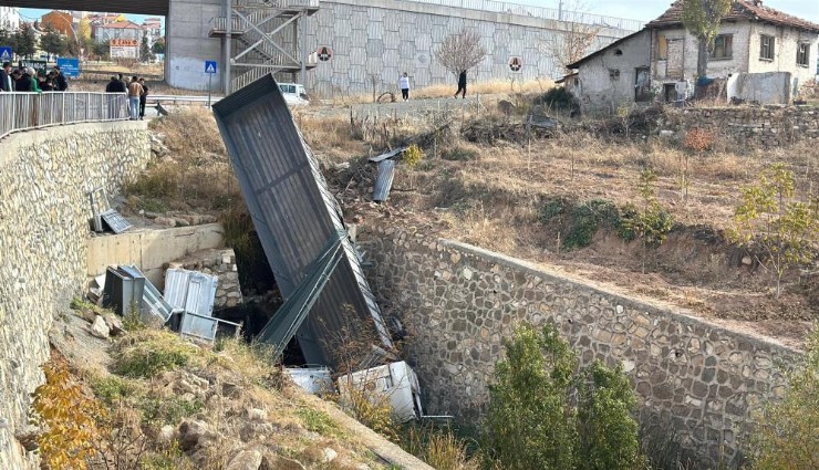 Uşak'ta sürücüsüz tır karşı şeride geçerek dereye düştü