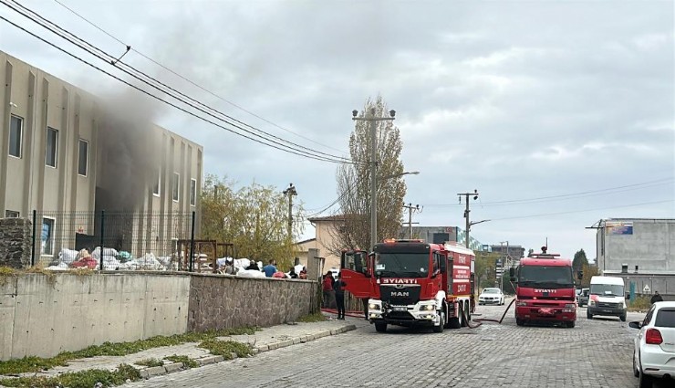 Uşak'ta tekstil fabrikasında çıkan yangın söndürüldü