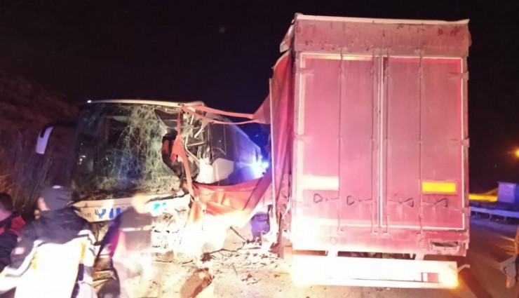 Afyonkarahisar'da yolcu otobüsüyle tır çarpıştı: Yaralanan 18 kişinin tedavisi devam ediyor