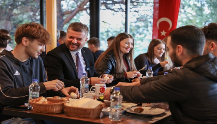 Başkan Görkem Duman, Kuzey Makedonyalı gençlerle Türkçe Eğitim Bayramı’nı kutladı