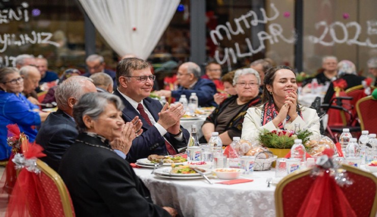 Başkan Tugay huzurevi sakinleri ile bir araya geldi: Huzurevinde yeni yıla merhaba buluşması