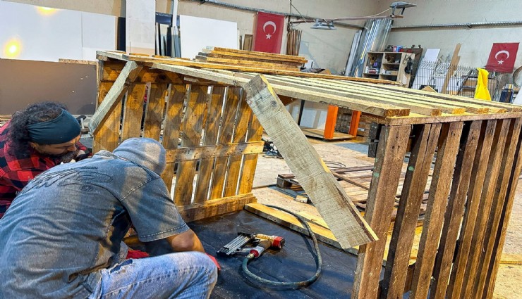 Buca’da atık malzemeler sokak hayvanları için yuvaya dönüşüyor