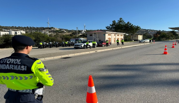 Çeşme'de göçmen hareketliliği: 39 düzensiz göçmen yakalandı, 2 organizatör tutuklandı